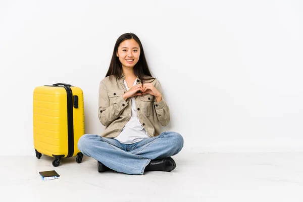 Młoda Chińska Podróżniczka Siedzi Kartami Pokładowymi Uśmiechnięta Dłońmi Kształcie Serca — Zdjęcie stockowe