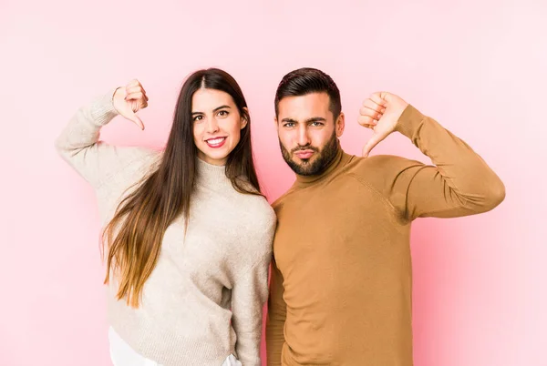 Jovem Casal Caucasiano Isolado Sente Orgulhoso Auto Confiante Exemplo Seguir — Fotografia de Stock