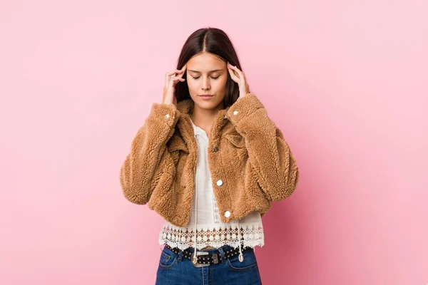 Jeune Femme Mignonne Touchant Les Tempes Ayant Mal Tête — Photo