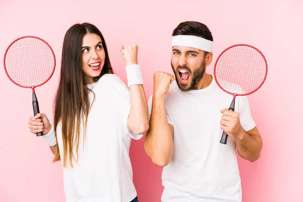 Casal Jovem Jogando Badminton Isolado Levantando Punho Depois Uma Vitória — Fotografia de Stock