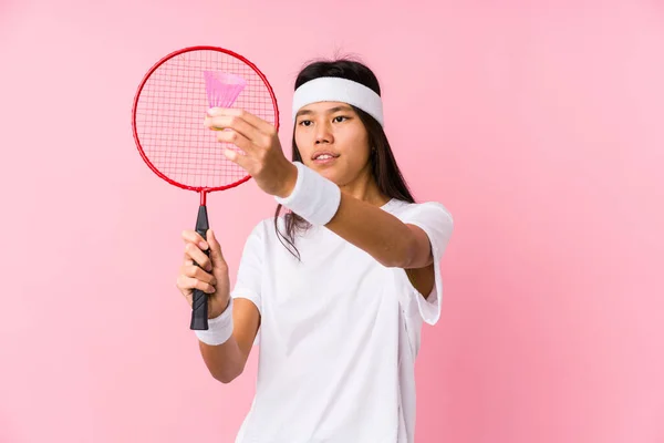 Jovem Chinesa Jogando Badminton Isolado — Fotografia de Stock