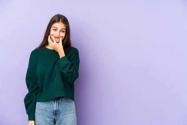 Mulher Caucasiana Jovem Isolado Fundo Roxo Duvidando Entre Duas Opções — Fotografia de Stock