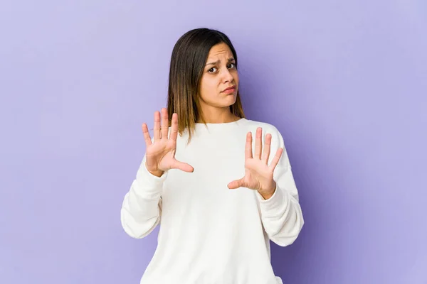 Mujer Joven Aislada Sobre Fondo Púrpura Rechazando Alguien Mostrando Gesto —  Fotos de Stock