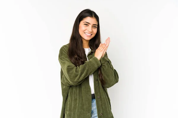 Jonge Indiaanse Vrouw Geïsoleerd Paarse Achtergrond Gevoel Energiek Comfortabel Wrijven — Stockfoto