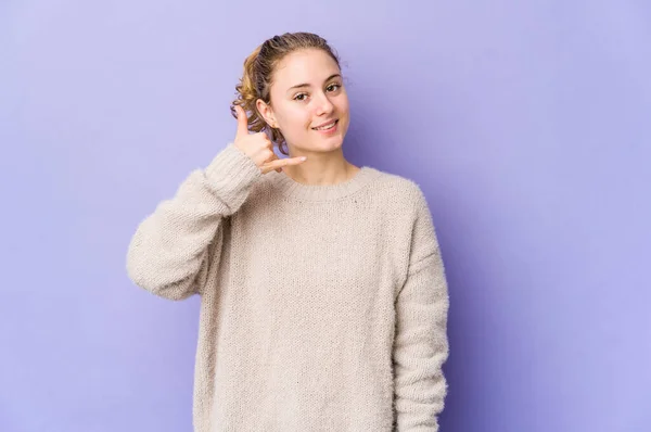 Mor Arka Planda Genç Beyaz Bir Kadın Cep Telefonu Hareketini — Stok fotoğraf