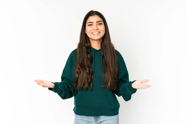 Jong Indisch Vrouw Geïsoleerd Paars Achtergrond Tonen Een Welkom Uitdrukking — Stockfoto