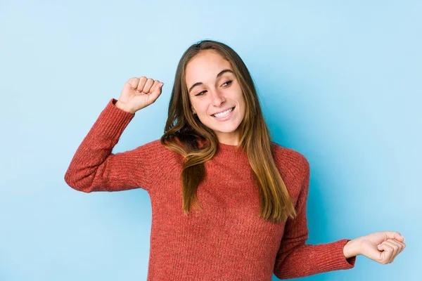 Giovane Donna Caucasica Posa Isolato Ballare Divertirsi — Foto Stock