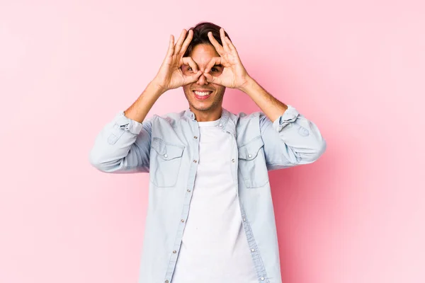 Joven Hombre Caucásico Posando Fondo Rosa Aislado Mostrando Signo Aceptable — Foto de Stock