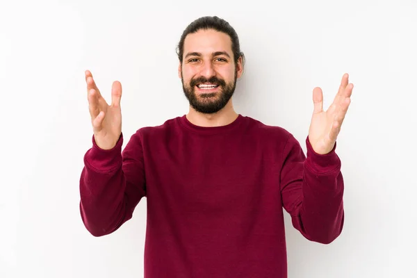 Joven Hombre Pelo Largo Aislado Sobre Fondo Blanco Recibiendo Una — Foto de Stock