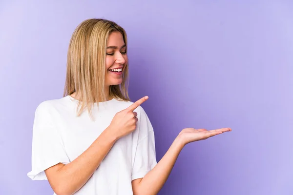 Mladý Blondýny Kavkazský Žena Izolovaný Vzrušený Držení Kopie Prostor Dlani — Stock fotografie