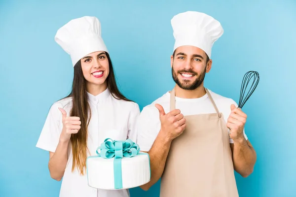 Jeune Couple Cuisinant Gâteau Ensemble Isolé Souriant Levant Pouce — Photo