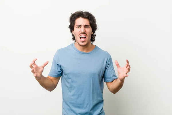 Joven Hombre Guapo Sobre Fondo Blanco Gritando Rabia — Foto de Stock