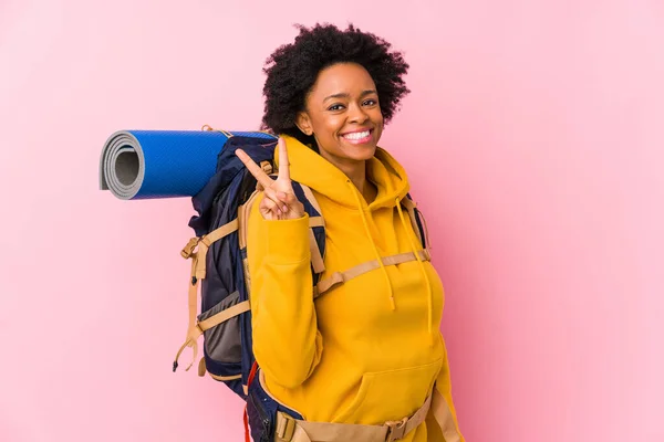 Jovem Afro Americano Mochileiro Mulher Isolado Mostrando Número Dois Com — Fotografia de Stock