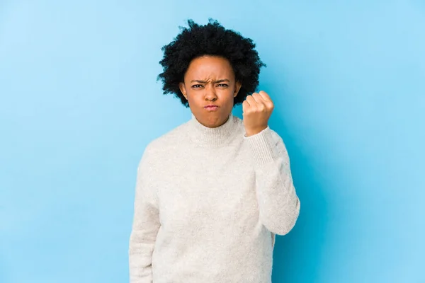 Mujer Afroamericana Mediana Edad Contra Fondo Azul Aislado Mostrando Puño —  Fotos de Stock