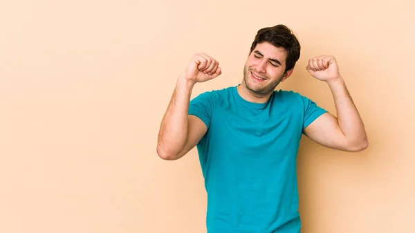 Jongeman Geïsoleerd Beige Achtergrond Vieren Van Een Speciale Dag Springt — Stockfoto