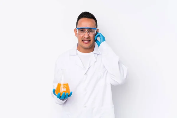 Jovem Latino Científico Homem Isolado Cobrindo Orelhas Com Mãos — Fotografia de Stock