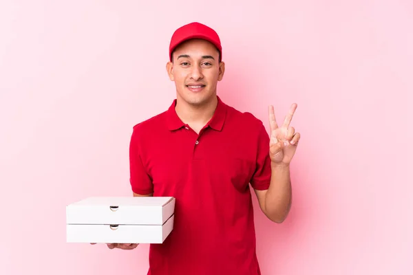 Ung Pizza Leverans Latin Man Isolerad Visar Nummer Två Med — Stockfoto