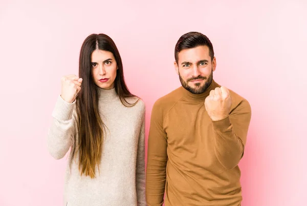 Jeune Couple Caucasien Isolé Montrant Poing Caméra Expression Faciale Agressive — Photo