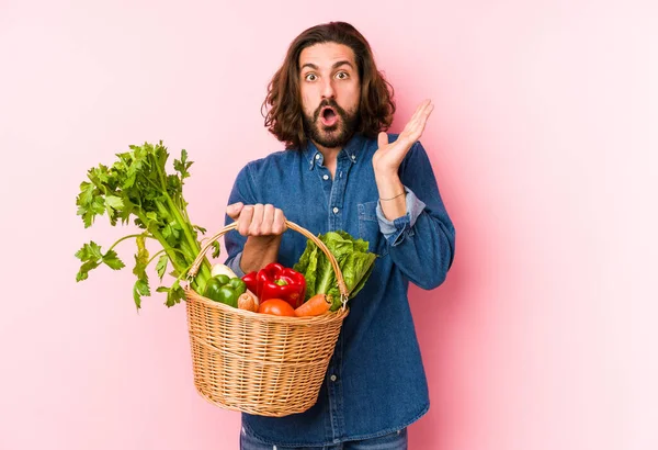 Joven Recogiendo Verduras Orgánicas Jardín Aislado Sorprendido Sorprendido — Foto de Stock