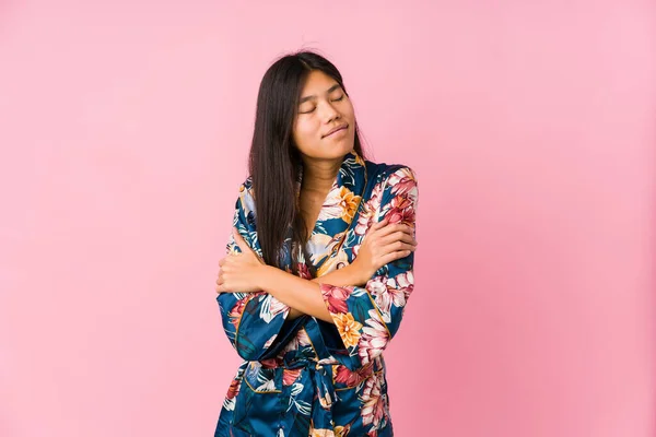 Joven Mujer Asiática Usando Kimono Pijama Abrazos Sonriendo Despreocupado Feliz — Foto de Stock