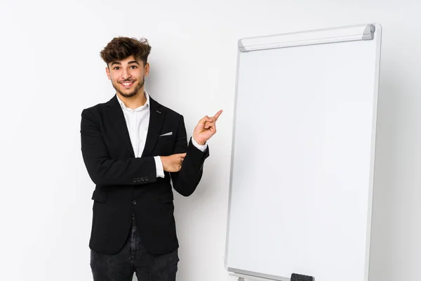 Young Business Coaching Arabian Man Smiling Cheerfully Pointing Forefinger Away — Stock Photo, Image