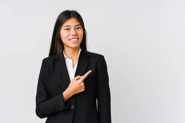 Junge Asiatische Geschäftsfrau Lächelt Und Zeigt Zur Seite Und Zeigt — Stockfoto