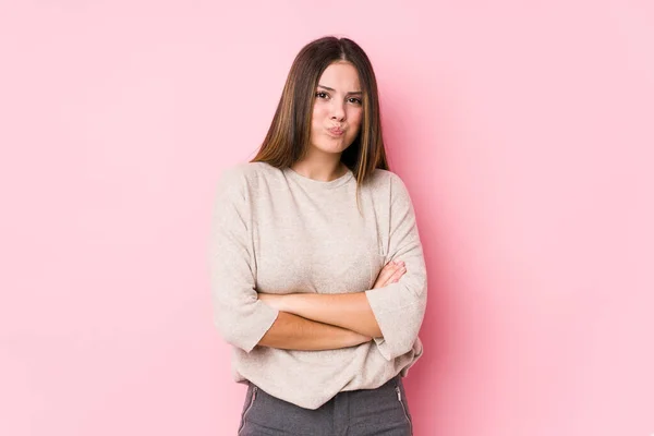 Mujer Caucásica Joven Posando Golpes Aislados Mejillas Tiene Expresión Cansada —  Fotos de Stock