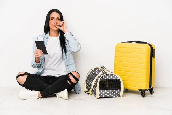 Mujer Viajera Con Gato Aislado Sobre Fondo Blanco Con Los —  Fotos de Stock