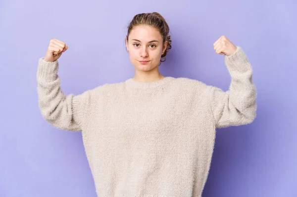 Joven Mujer Caucásica Sobre Fondo Púrpura Mostrando Gesto Fuerza Con — Foto de Stock