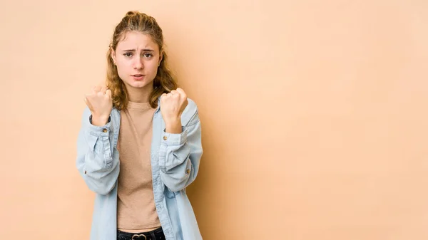 Giovane Donna Caucasica Isolata Sfondo Beige Mostrando Pugno Alla Macchina — Foto Stock