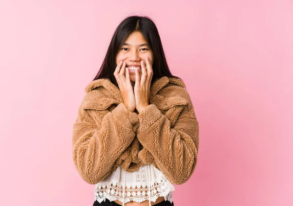 아시아 여인이 손으로 무엇인 대하여 — 스톡 사진