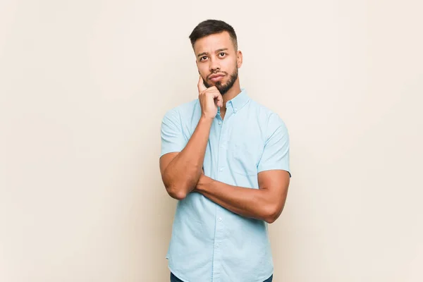 Jovem Sul Asiático Homem Olhando Para Lados Com Expressão Duvidosa — Fotografia de Stock