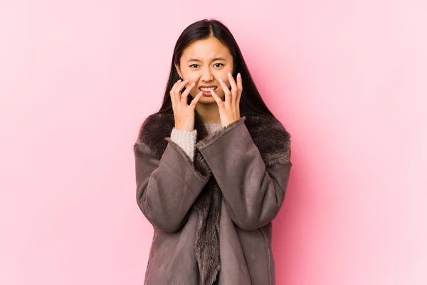 Jeune Femme Chinoise Portant Manteau Isolé Bouleversé Criant Avec Les — Photo