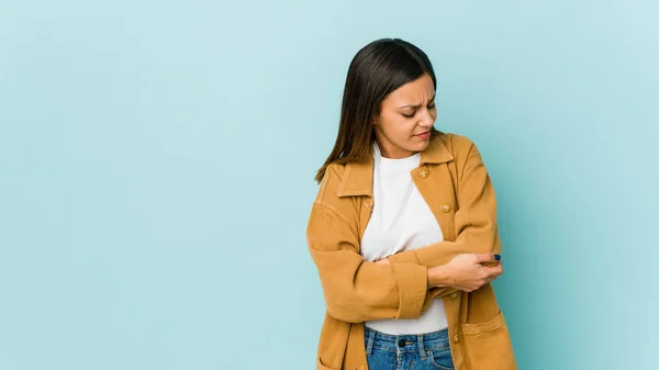 Giovane Donna Isolata Sfondo Blu Massaggiare Gomito Soffrendo Dopo Brutto — Foto Stock