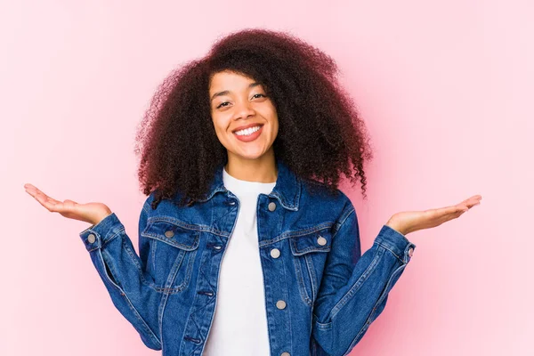 Genç Afrikalı Amerikalı kadın kollarıyla ölçü yapıyor, mutlu ve kendinden emin..