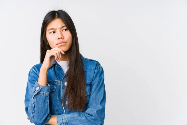 Joven Mujer Asiática Mirando Lado Con Dudosa Escéptica Expresión —  Fotos de Stock