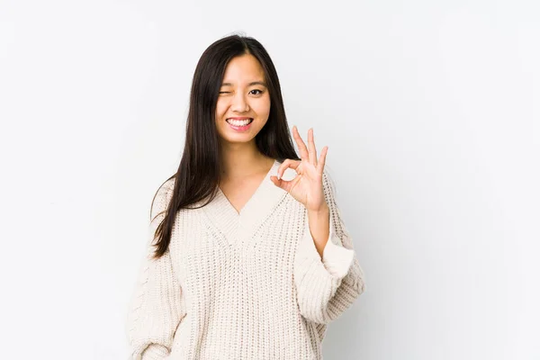 Junge Chinesin Zuckt Vereinzelt Mit Den Augen Und Hält Eine — Stockfoto