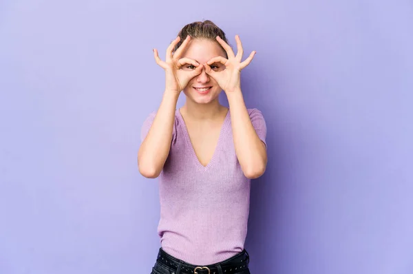 若いですCaucasian女性オン紫背景励起保つOkジェスチャー上の目 — ストック写真