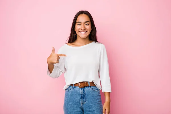 Junge Indische Mischlingshündin Zeigt Mit Der Hand Auf Einen Hemdkopierplatz — Stockfoto