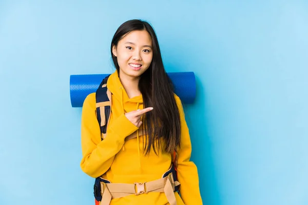 Jovem Chinesa Mochileira Mulher Isolada Sorrindo Apontando Para Lado Mostrando — Fotografia de Stock