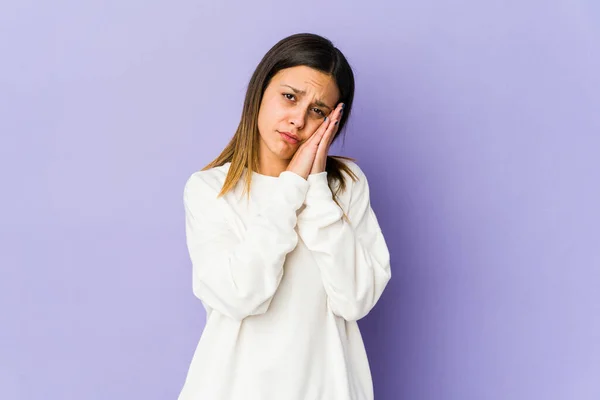 Jovem Mulher Isolada Fundo Roxo Bocejo Mostrando Gesto Cansado Cobrindo — Fotografia de Stock