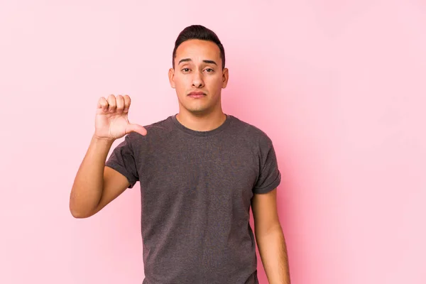 Young Latin Άνθρωπος Ποζάρουν Ένα Ροζ Φόντο Δείχνει Μια Χειρονομία — Φωτογραφία Αρχείου