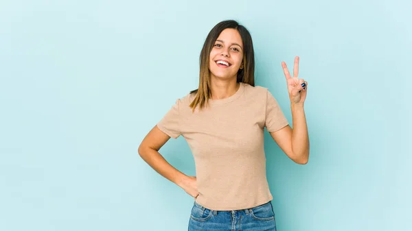 Jovem Isolada Fundo Azul Mostrando Número Dois Com Dedos — Fotografia de Stock