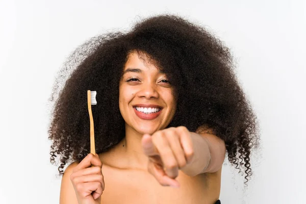 Giovane Donna Afro Possesso Una Spazzola Denti Isolato Sorrisi Allegri — Foto Stock