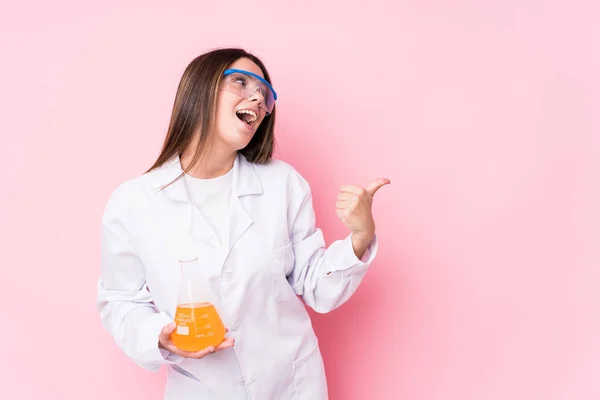 Junge Chemikerin Zeigt Mit Daumenfinger Weg Lacht Und Ist Unbeschwert — Stockfoto