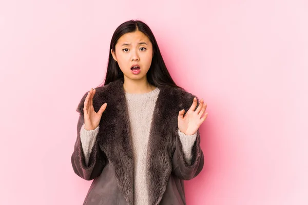 Joven Mujer China Usando Abrigo Aislado Siendo Sorprendido Debido Peligro —  Fotos de Stock