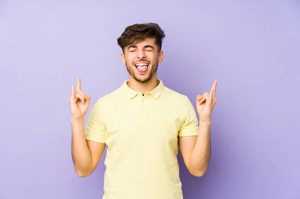 Hombre Árabe Joven Aislado Sobre Fondo Púrpura Mostrando Gesto Roca — Foto de Stock