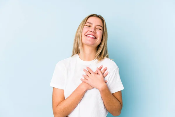 Mladé Blondýny Běloška Žena Izolovaný Smích Držet Ruce Srdci Koncept — Stock fotografie