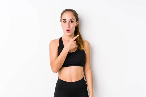 Junge Kaukasische Fitness Frau Posiert Auf Weißem Hintergrund Und Zeigt — Stockfoto