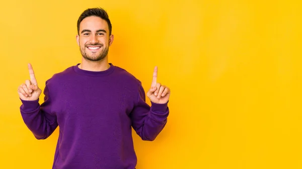 Jonge Blanke Man Geïsoleerd Gele Bakgrond Geeft Met Beide Vingers — Stockfoto